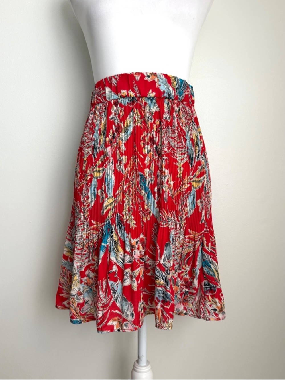 Red Floral Pleated Flowy Skirt - Status by Chenault Size XS